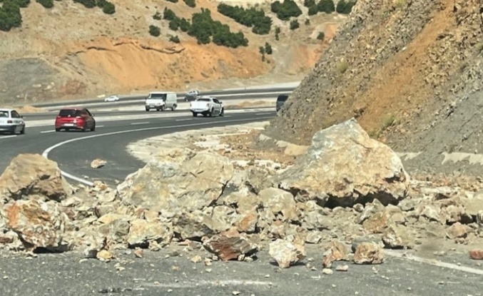 Bingöl - Erzurum karayolunda kayalar yola düştü
