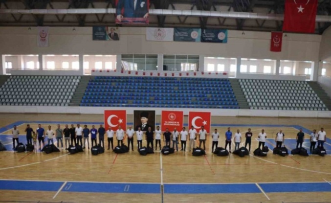Bingöl’de 56 spor kulübüne malzeme desteği