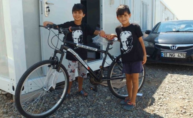 Gaziantep’te depremzede çocuklara bisiklet