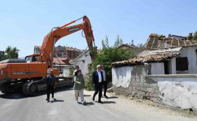 Isparta’da trafiği rahatlatmak için yol üzerindeki evlerin yıkımları devam ediyor