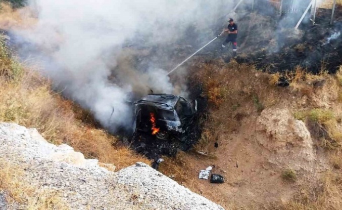 Kütahya-Afyonkarahisar yolunda kaza yapan araç alev aldı: 2 yaralı
