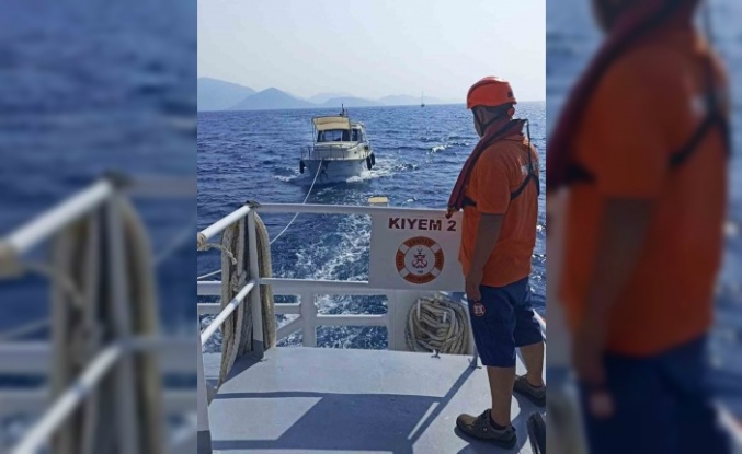 Marmaris Selimiye açıklarında arızalanan tekneyi KIYEM ekipleri kurtardı