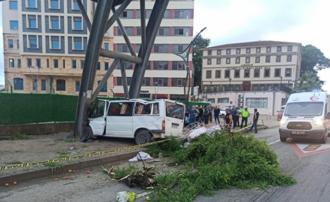 Mevsimlik fındık işçilerini taşıyan minibüs kaza yaptı: 1 ölü, 13 yaralı