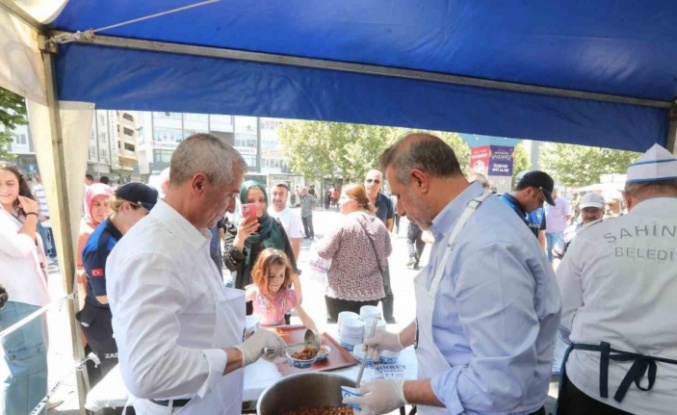 Milletvekili Çelikaslan ve Tahmazoğlu vatandaşlara aşure ikramında bulundu