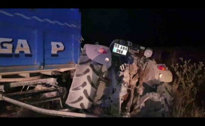 Otomobil saman yüklü traktöre çarptı: 5 yaralı