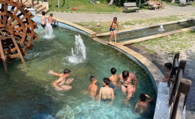 Sıcaktan bunalan çocuklar çareyi süs havuzuna girmekte buldu
