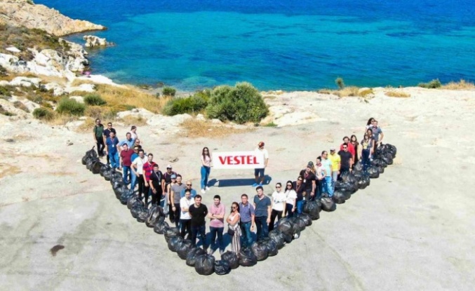 Vestel Gönüllüleri Kıvılcımlar Foça’da çevre temizliği yaptı