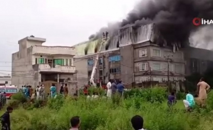 Pakistan’da deri fabrikasında yangın