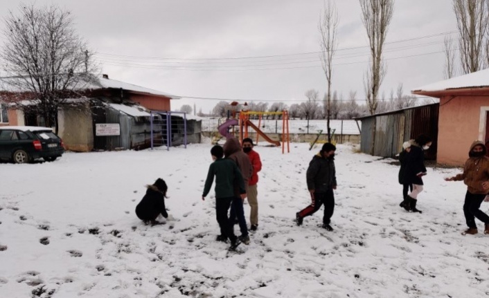 Erzincan’da ilçelere yağan karın keyfini çocuklar çıkardı