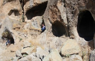 Bingöl’de 7 odalı kaya kilisesi keşfedildi