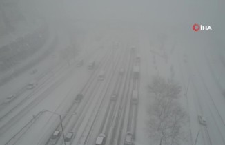 TEM’de kar yağışı nedeniyle trafik durma noktasına geldi