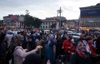 Yağmur altında Cumhurbaşkanı Erdoğan’ın zaferini kutladılar