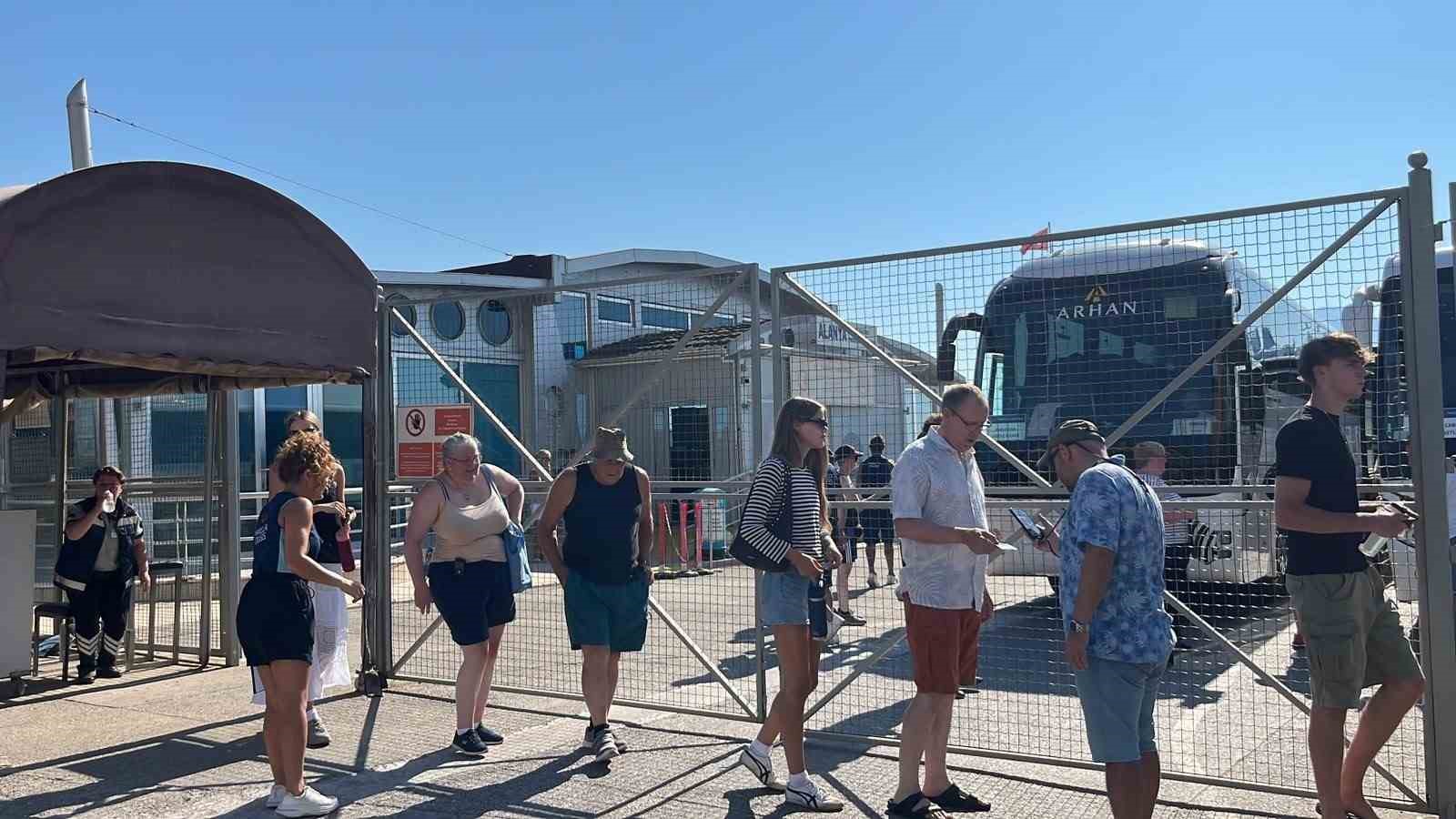 alanyaya-9-ayda-8-kruvaziyerle-10-bin-476-turist-geldi