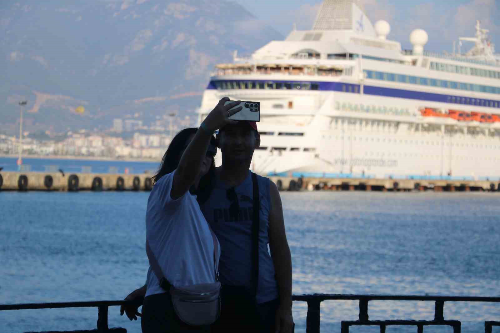 alanyaya-9-ayda-8-kruvaziyerle-10-bin-476-turist-geldi