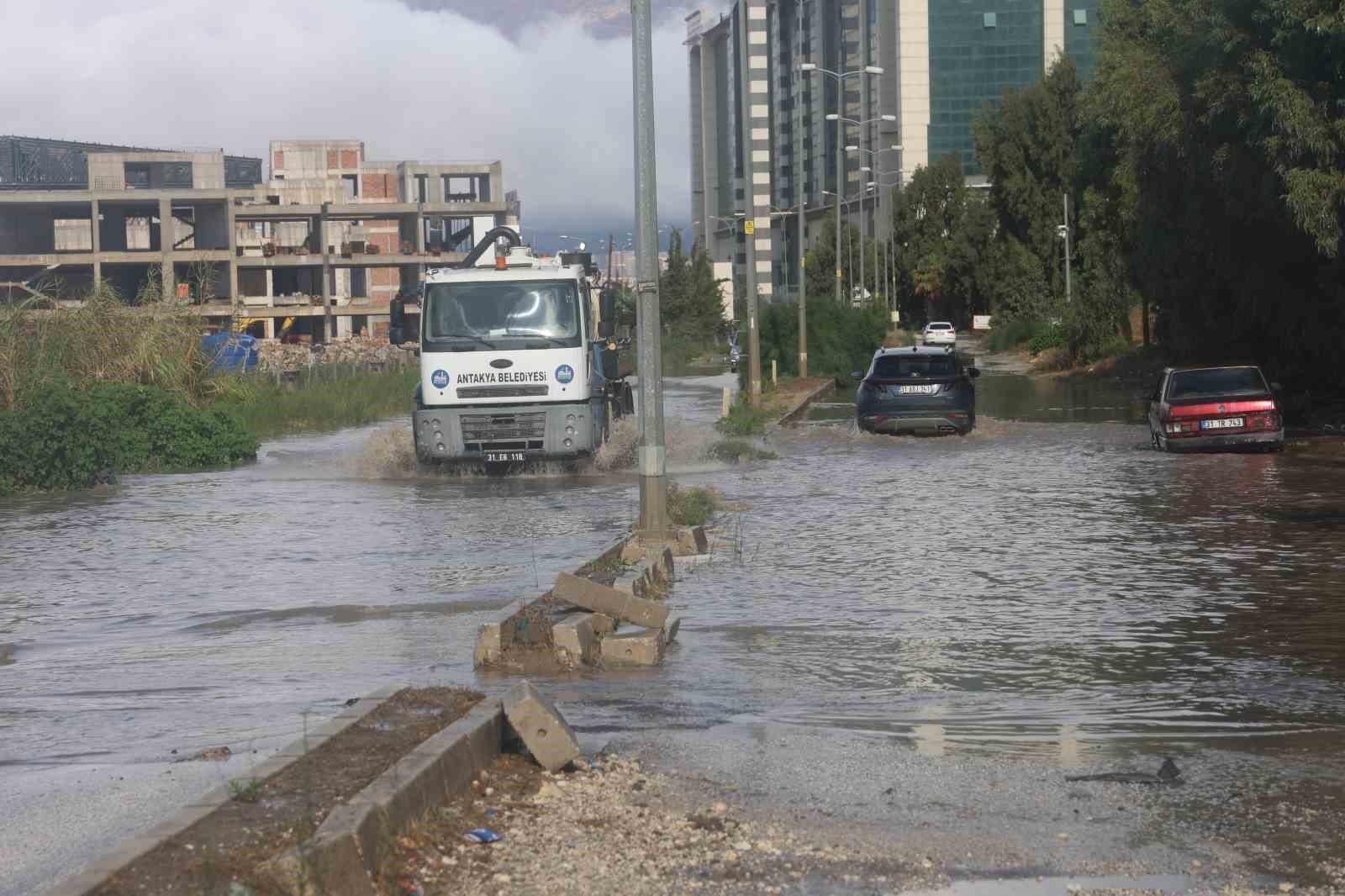 asiri-yagisla-birlikte-derelerin-debisi-artarken-gole-donen-yollar-suruculeri-zorladi