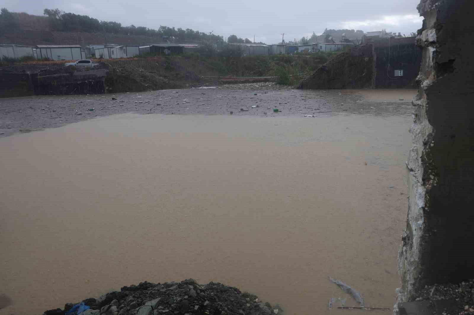 asiri-yagisla-birlikte-derelerin-debisi-artarken-gole-donen-yollar-suruculeri-zorladi