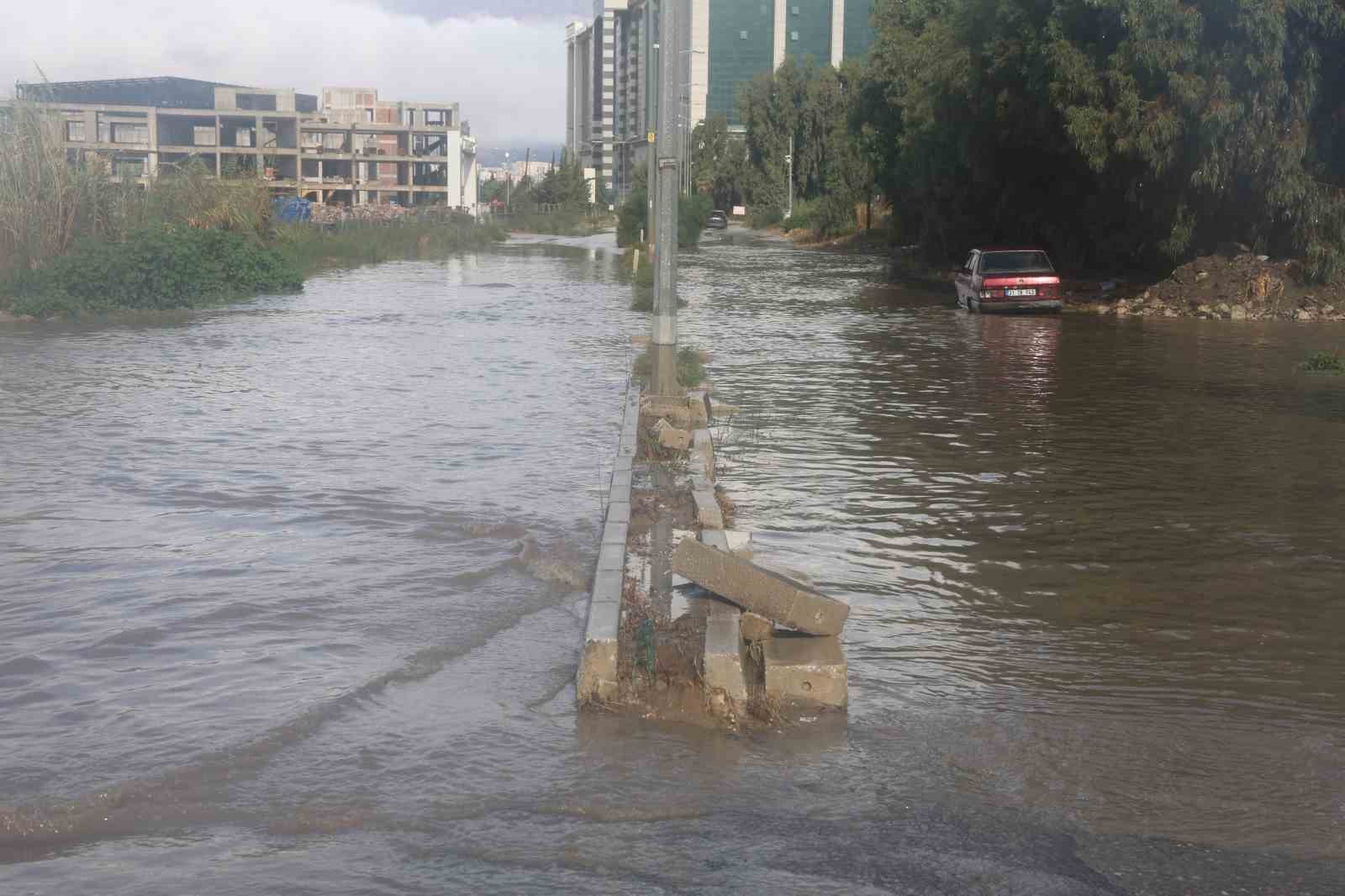 asiri-yagisla-birlikte-derelerin-debisi-artarken-gole-donen-yollar-suruculeri-zorladi
