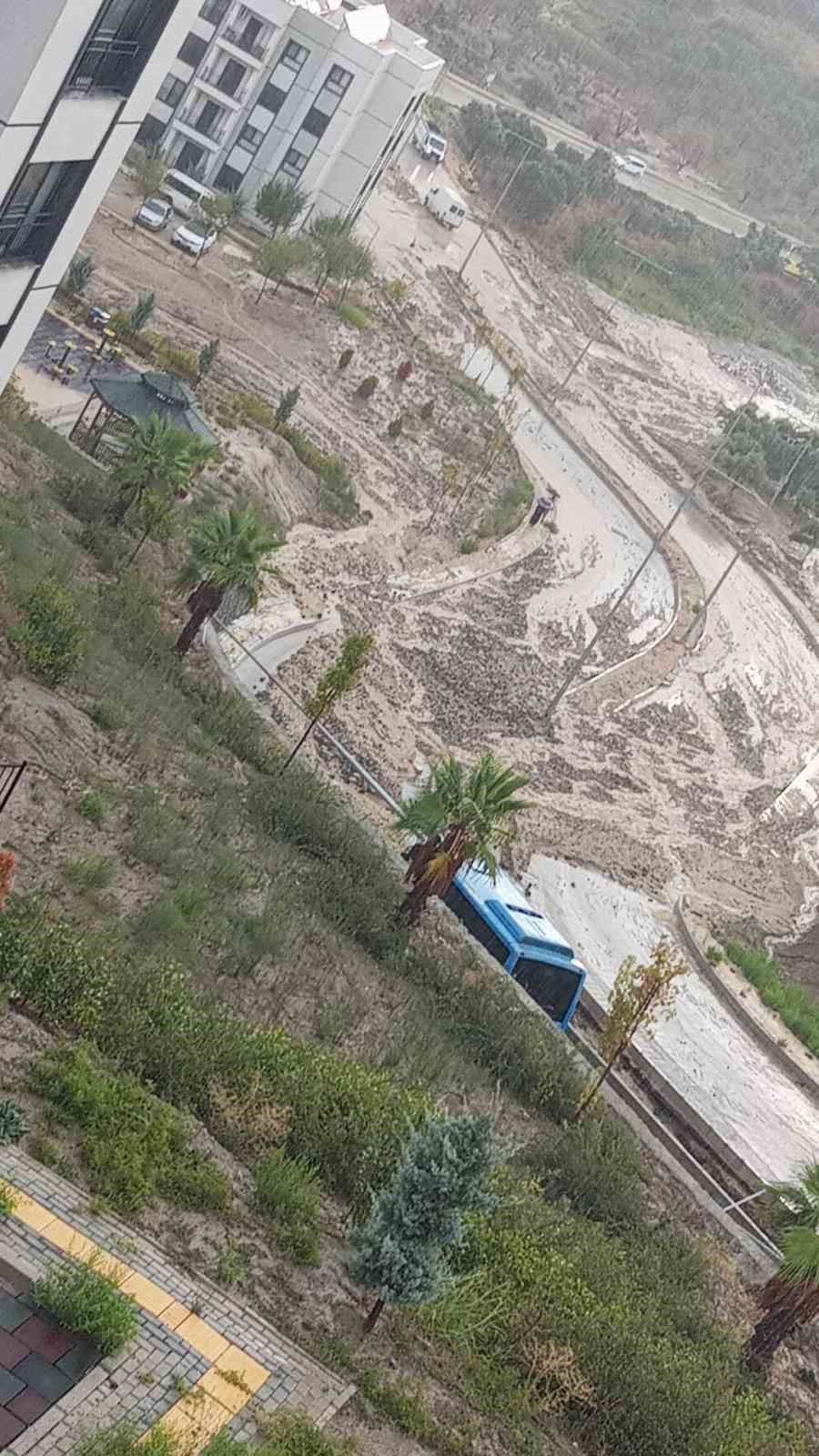 asiri-yagisla-birlikte-derelerin-debisi-artarken-gole-donen-yollar-suruculeri-zorladi
