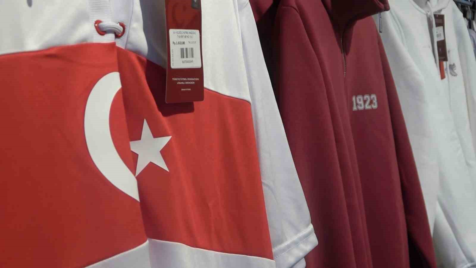 ay-yildizli-formalar-bursastoreda-satisa-cikti