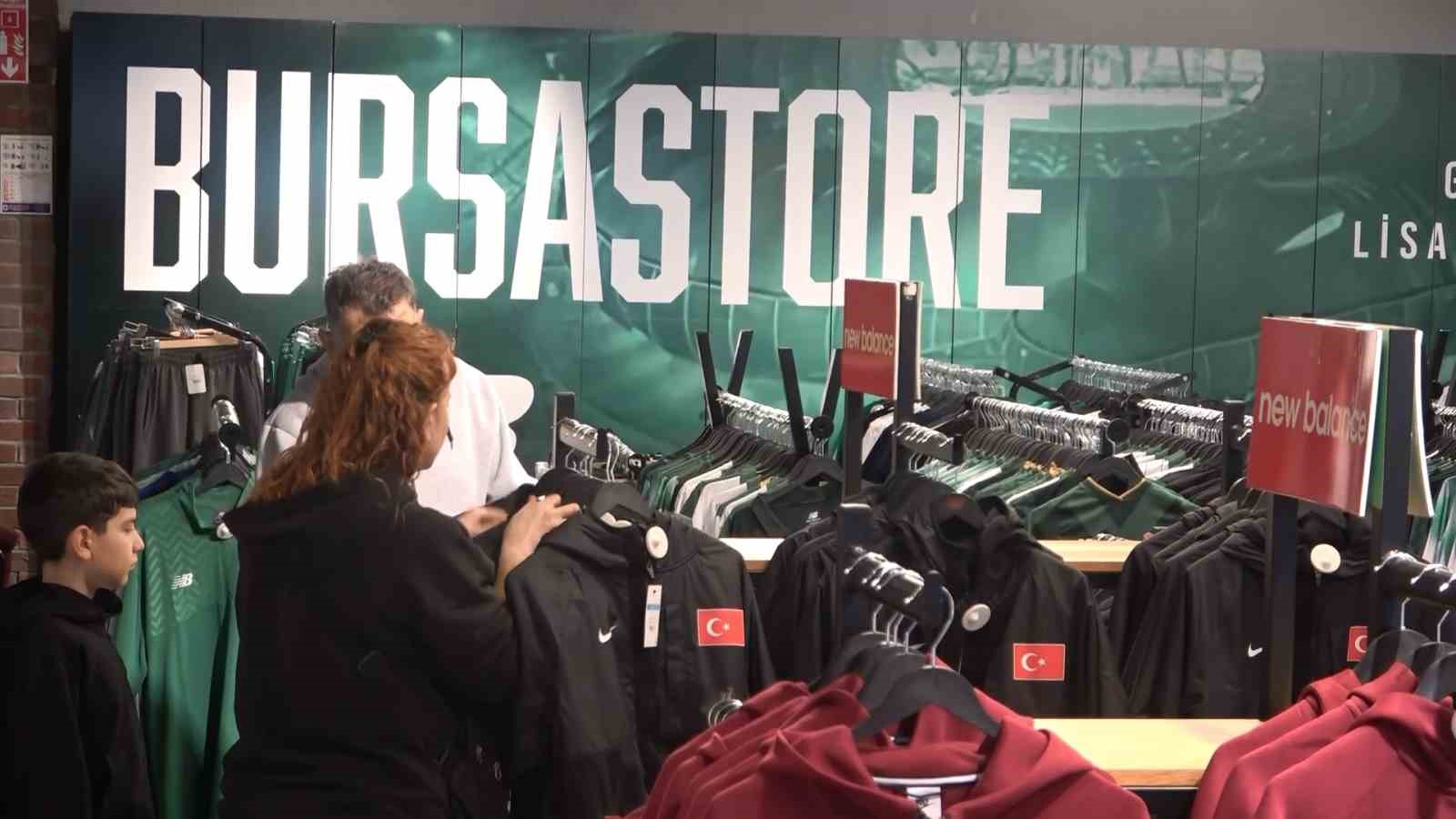 ay-yildizli-formalar-bursastoreda-satisa-cikti