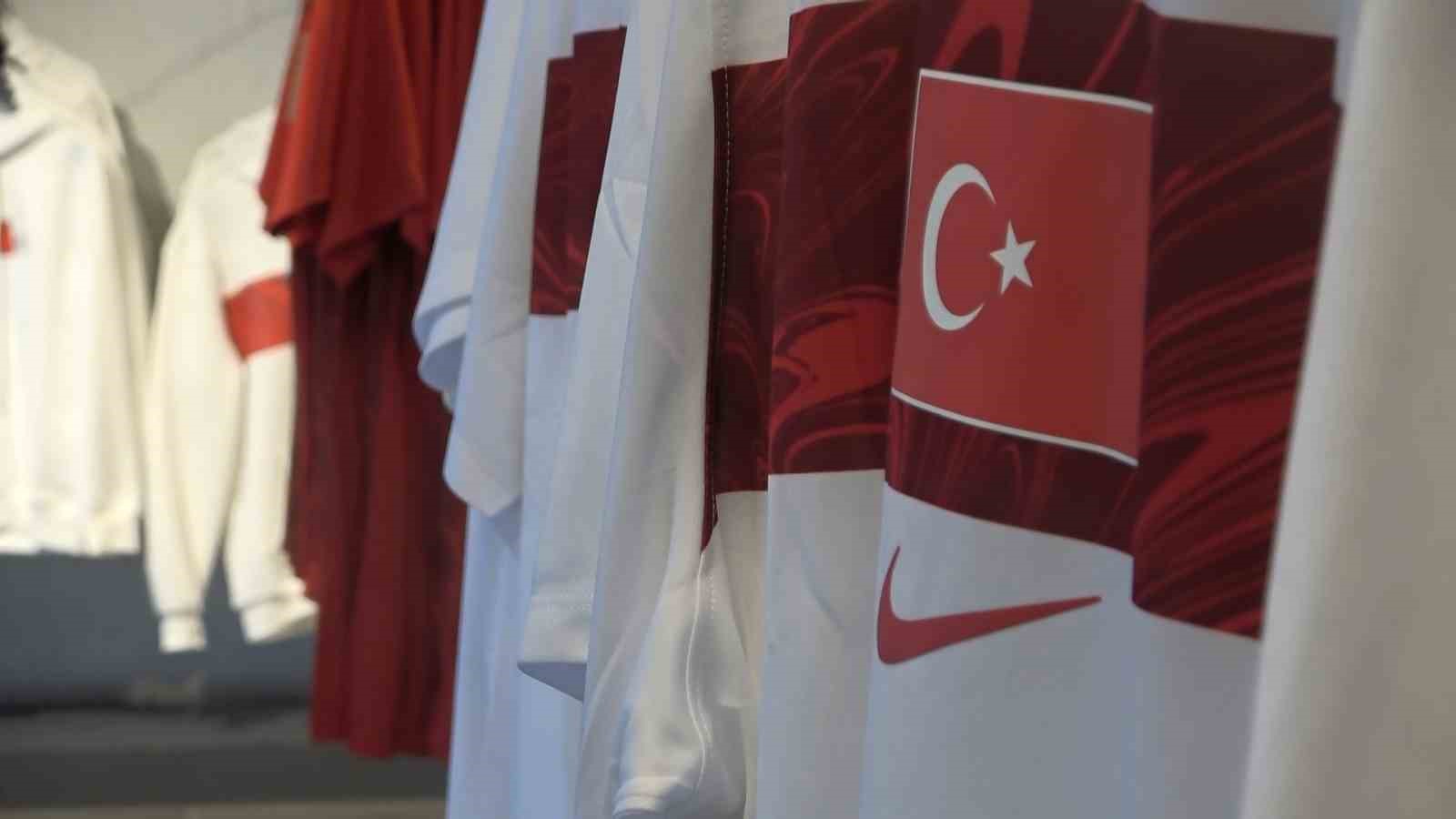 ay-yildizli-formalar-bursastoreda-satisa-cikti