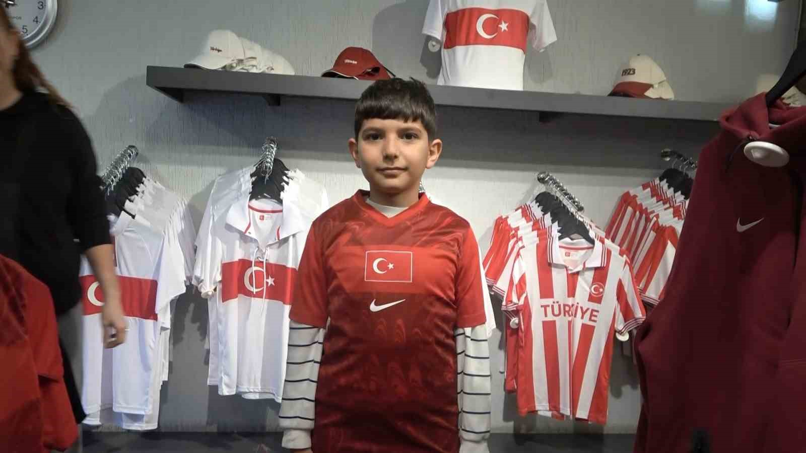 ay-yildizli-formalar-bursastoreda-satisa-cikti