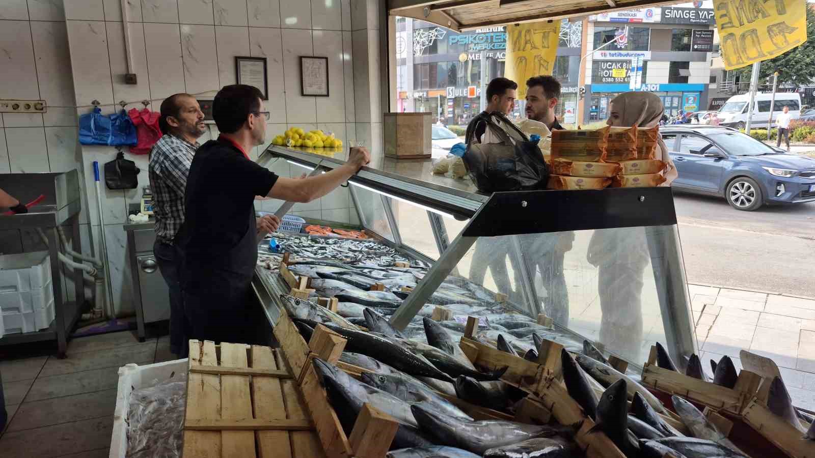 sezonun-gozdesi-palamut-ve-hamsi-tezgahlari-senlendirdi