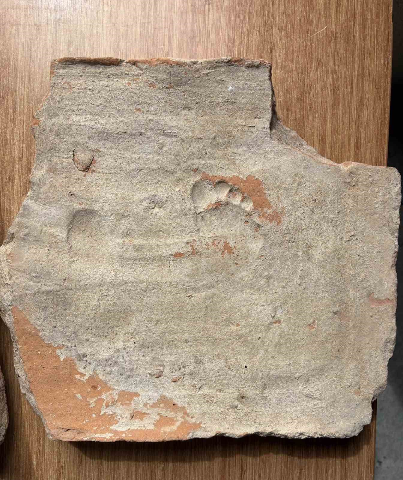 stratonikeia-antik-kentinde-bin-900-yillik-cocuk-izleri-bulundu