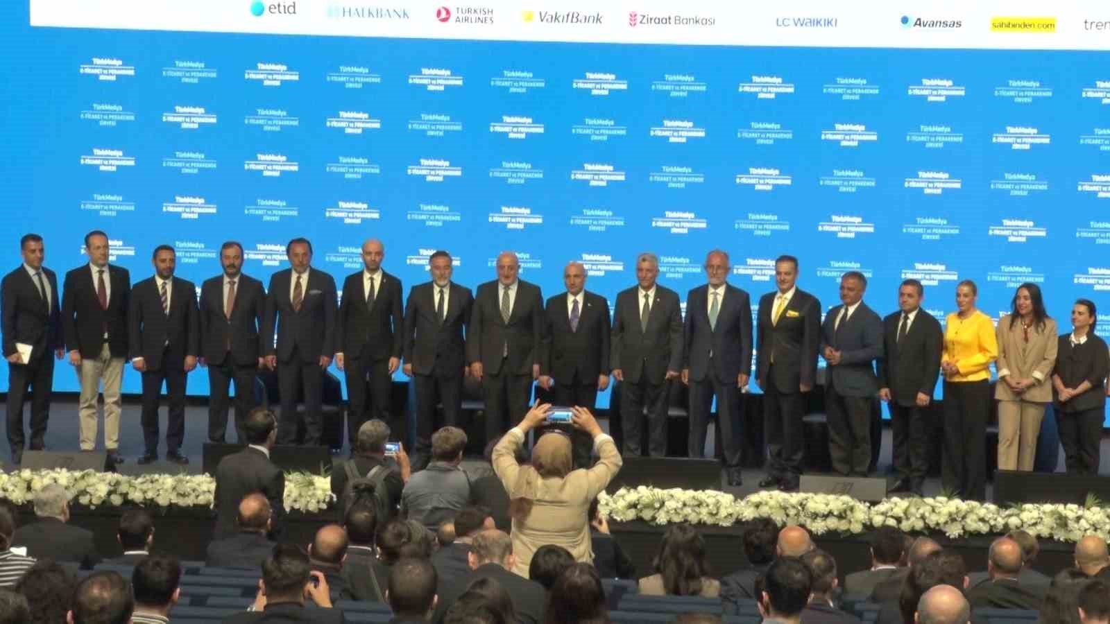 ticaret-bakani-bolat-dunya-ekonomisi-covidin-patladigi-2020-basindan-bu-yana-zor-bir-donemden-geciyor
