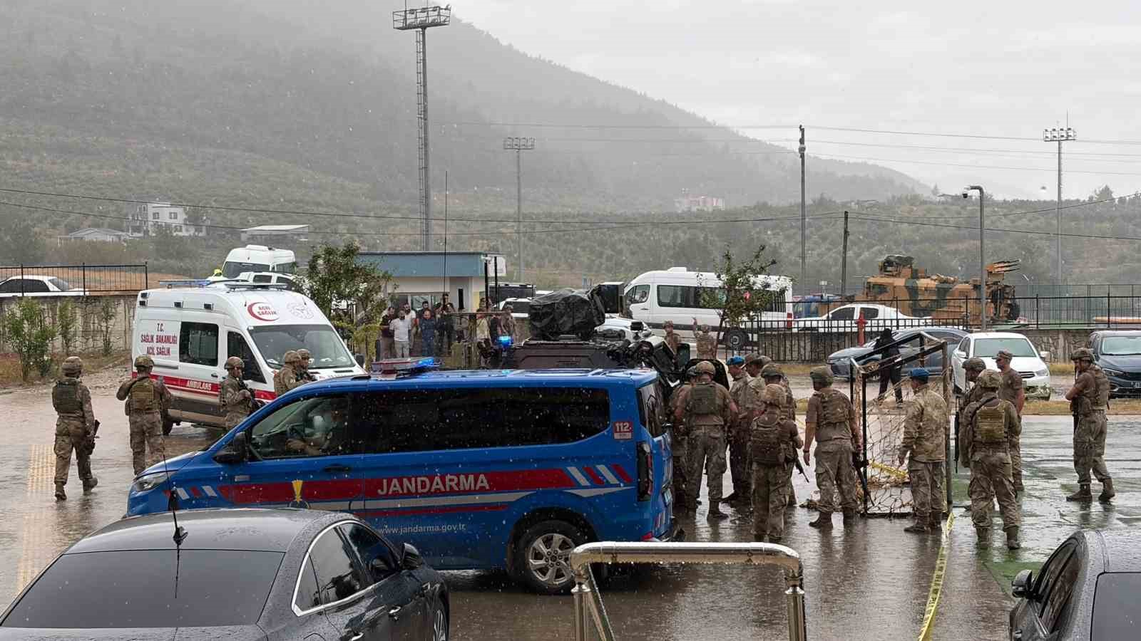 yegeni-tarafindan-ogretmenin-olduruldugu-saldirida-silah-seslerini-duyup-okula-kosanlar-yasananlari-anlatti