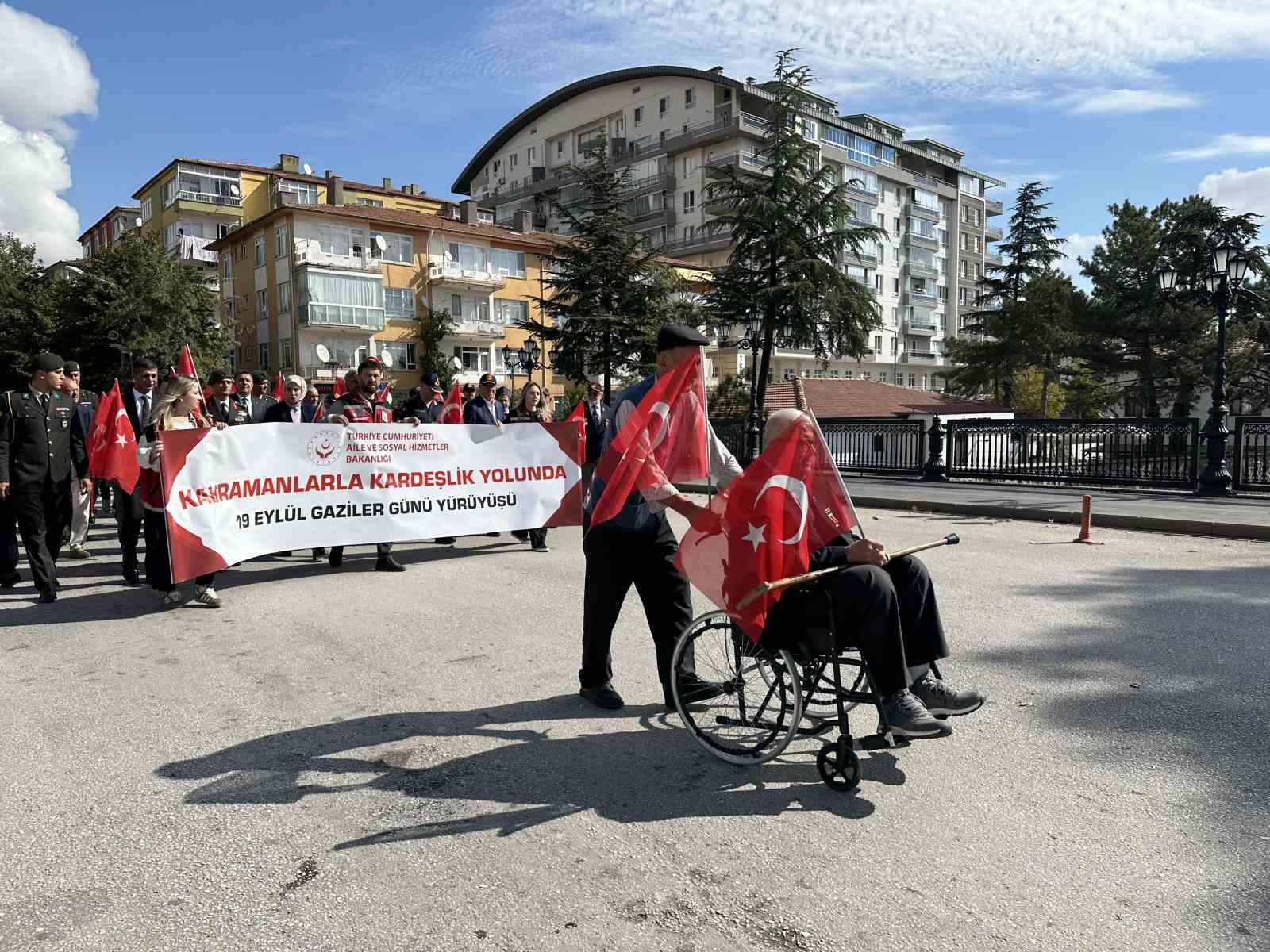 yuruyuse-tekerlekli-sandalyesiyle-katilan-gazi-herkese-ornek-oldu