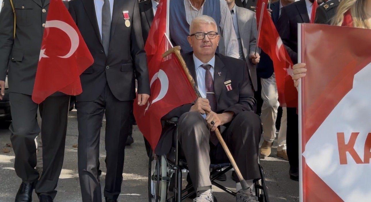yuruyuse-tekerlekli-sandalyesiyle-katilan-gazi-herkese-ornek-oldu